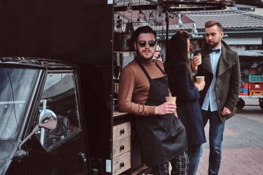Güneş gözlüğü çekici barista kendi kahve dükkanında bir kahve molası aldı.