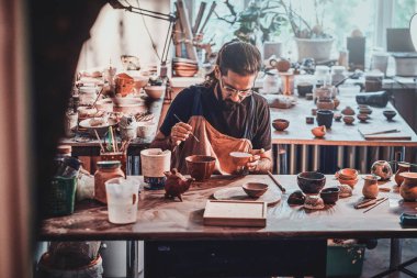 Pensive adam onun büyük yeni kil projesi üzerinde çalışıyor.