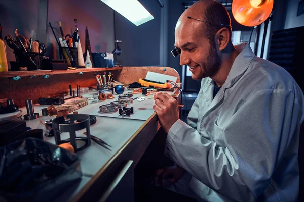 El relojero serio está reparando el pedido de cutomers en su propio estudio de reparación — Foto de Stock