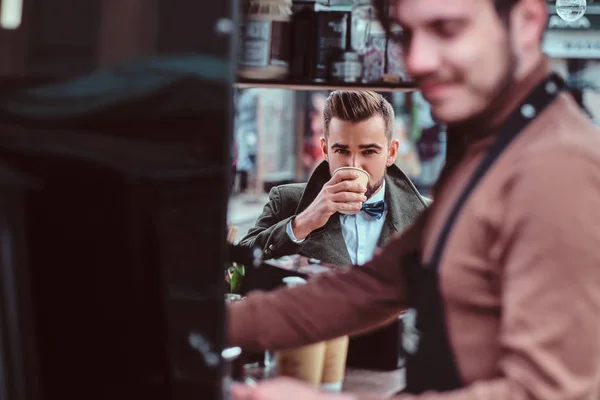 Hombre guapo arreglado está disfrutando de su café mientras está sentado en la cafetería —  Fotos de Stock