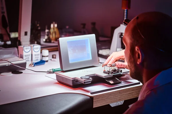 Focused orologiaio sta lavorando presso il proprio studio . — Foto Stock