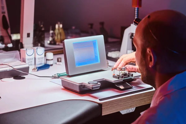 Focused watchmaker is working at his own studio. — Stock Photo, Image