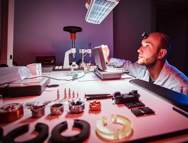 Focused watchmaker is working at his own studio. — Stock Photo, Image