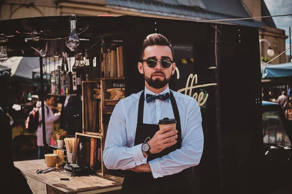 Smart barista de moda en vasos tiene un descanso en su propio coffeeshop . — Foto de Stock