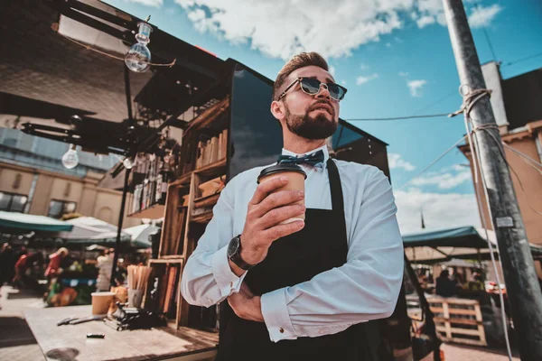 Barista de moda arreglada en vasos tiene una pausa para el café y disfrutar del café — Foto de Stock