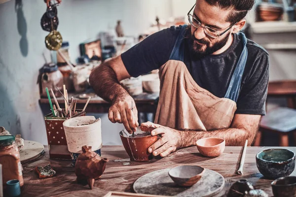 Zamyšlovej muž pracuje na svém velkém novém projektu hliněných. — Stock fotografie