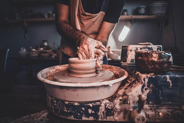 Fotograferingen av arbetsprocessen med Clay av flitig man. — Stockfoto