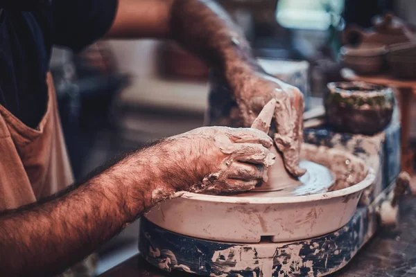 Fotografia do processo de trabalho com argila pelo homem diligente . — Fotografia de Stock