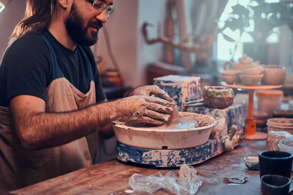 Sesión fotográfica de primer plano del proceso de trabajo con arcilla por el hombre diligente . —  Fotos de Stock