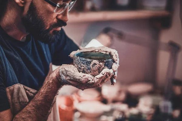 Sesión de fotos del proceso de trabajo con arcilla por el hombre diligente . — Foto de Stock