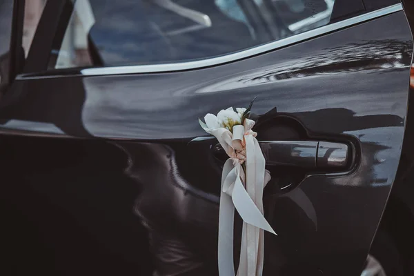 Nahaufnahme Foto von Dekorateur Autos Tür mit weißen Rosen und Seidenschleife. — Stockfoto
