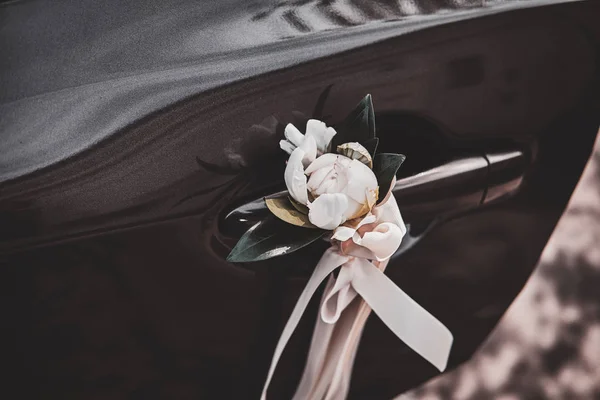 Foto de primer plano de la puerta de coches decorador con rosas blancas y arco de seda . —  Fotos de Stock