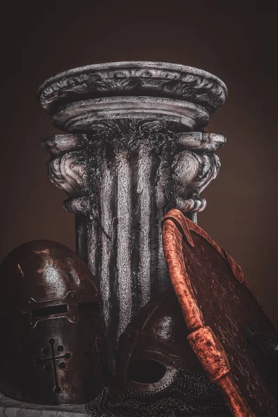 Still life at studio withs belt, ancient pedestal and helmets. — Stock Photo, Image