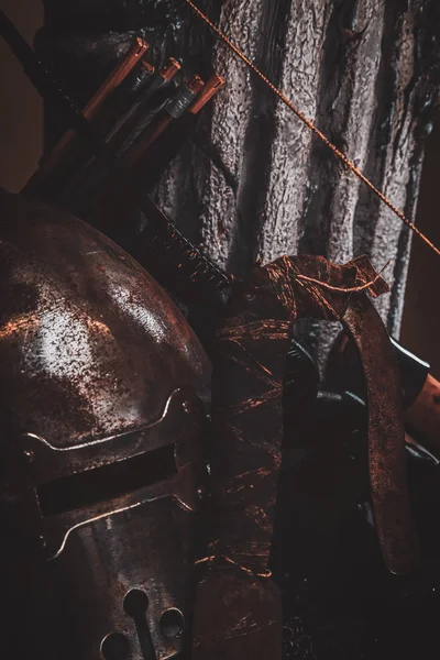 Still life at studio withs belt, ancient pedestal and helmets. — Stock Photo, Image