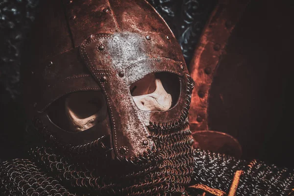 Ols enferrujado capacete antigo com crânio humano — Fotografia de Stock