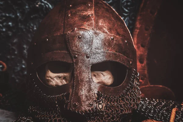 奥尔生锈的古代头盔与人类头骨 — 图库照片
