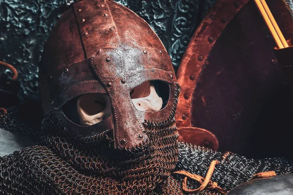 Verrosteter alter Helm mit menschlichem Schädel — Stockfoto