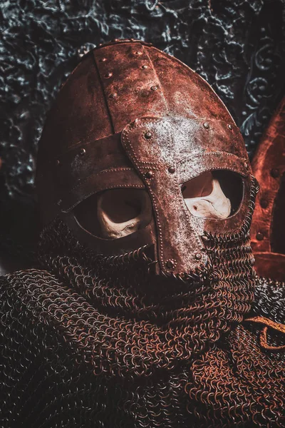 Verrosteter alter Helm mit menschlichem Schädel — Stockfoto