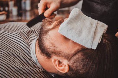 Sakallı müşteri sadece trendy berber iyi sakallı bakım var.