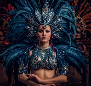 Geleneksel brasilian karnaval kostümleri üç güzel kadın stüdyoda fotoğrafçı için poz.