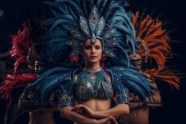 Geleneksel brasilian karnaval kostümleri üç güzel kadın stüdyoda fotoğrafçı için poz.