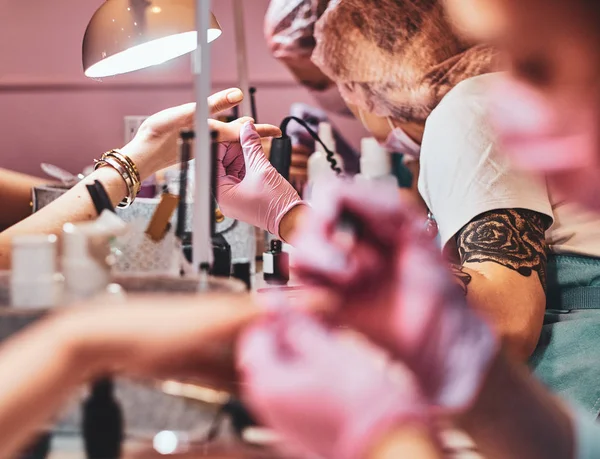 Estúdio de manicure ocupado com muita equipe de trabalho e clientes . — Fotografia de Stock