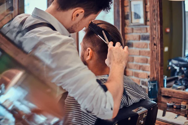 Thendy cabeleireiro na barbearia moderna está trabalhando no corte de cabelo dos clientes . — Fotografia de Stock