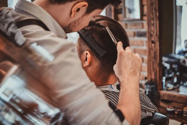 Peluquería de moda en la barbería moderna está trabajando en los clientes corte de pelo . — Foto de Stock