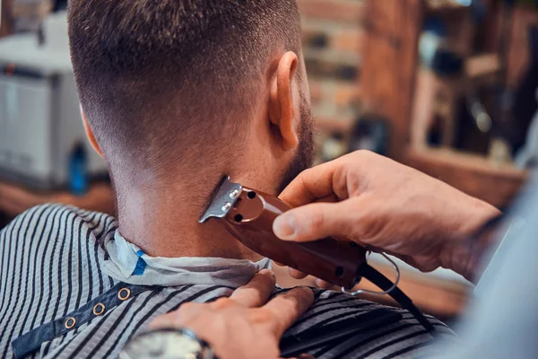 Thendy cabeleireiro na barbearia moderna está trabalhando no corte de cabelo dos clientes . — Fotografia de Stock