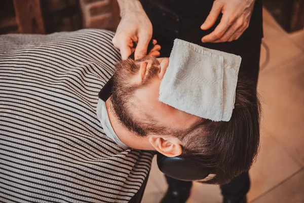 Bärtige Kundin bekommt gerade gute Bartpflege vom trendigen Friseur. — Stockfoto