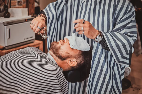 Cliente barbudo acaba de recibir buen cuidado de la barba de moda barbero . —  Fotos de Stock