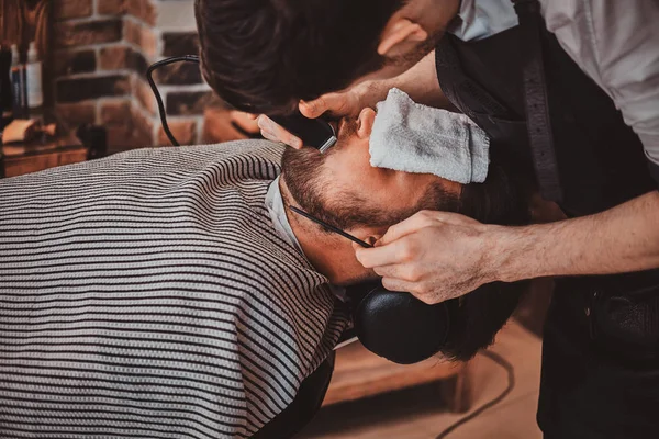 Cliente barbudo acaba de recibir buen cuidado de la barba de moda barbero . —  Fotos de Stock