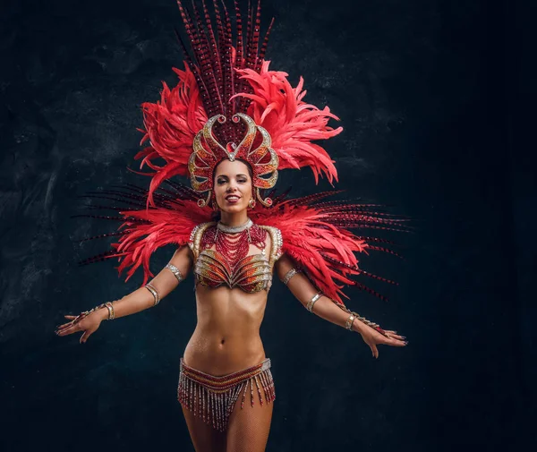 Schöne brasilianische Tänzerin im roten Federkostüm tanzt auf kleiner Bühne. — Stockfoto