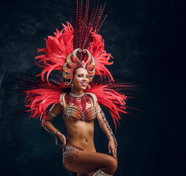 Bella ballerina brasiliana in costume di piuma rossa sta ballando su una piccola scena . — Foto Stock