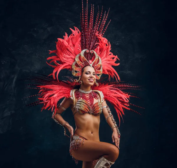 Bella ballerina brasiliana in costume di piuma rossa sta ballando su una piccola scena . — Foto Stock