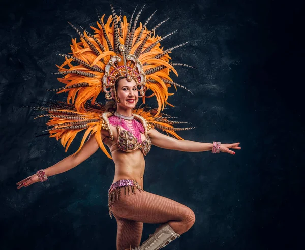 Özel tüy kostümgüzel genç kadın dacing olduğunu