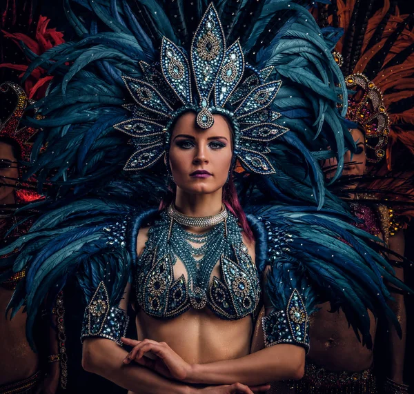 Trzy piękne womans w tradycyjnych brasilian kostiumy Carnaval są stwarzające dla fotografa w Studio. — Zdjęcie stockowe