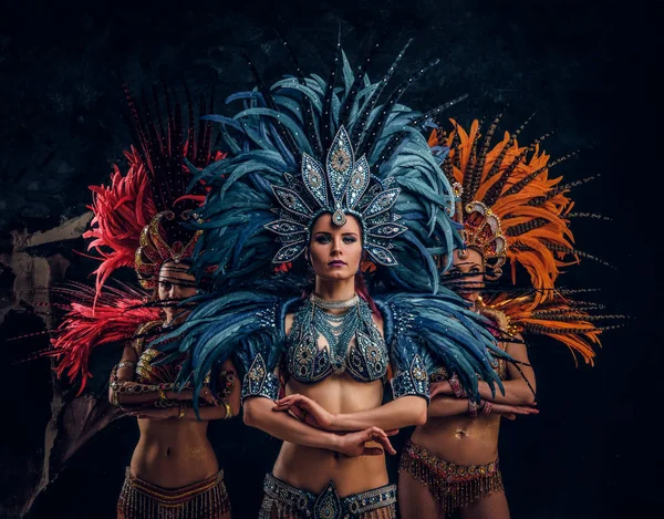Drie mooie dames in traditionele Braziliaanse carnaval kostuums poseren voor fotograaf bij Studio. — Stockfoto