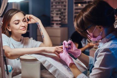 İki çekici kadın ile beuaty de manikür süreci. 