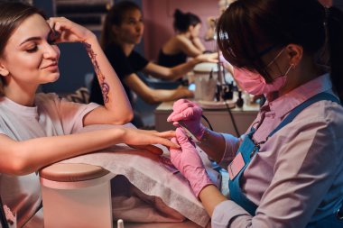 Güzel gülümseyen kadın güzellik salonu ve manikür güzel zaman var.