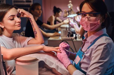 Güzel gülümseyen kadın güzellik salonu ve manikür güzel zaman var.