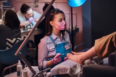 Müşteri çalışkan tırnak ustası ndan iyi hizmet alıyor.