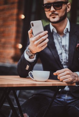 Çekici zarif businesman kafede oturuyor 