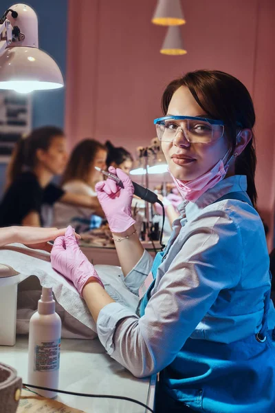 Alegre manicurista posando para fotógrafo — Foto de Stock