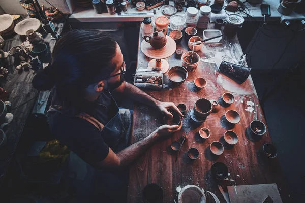 Artista pensativo en su propio estudio de cerámica es workig para el nuevo proyecto . — Foto de Stock