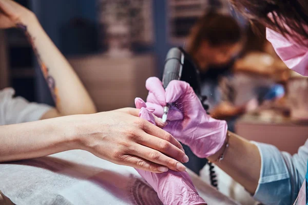 Sesión de fotos de primer plano del proceso de manicura en el estudio beaty —  Fotos de Stock