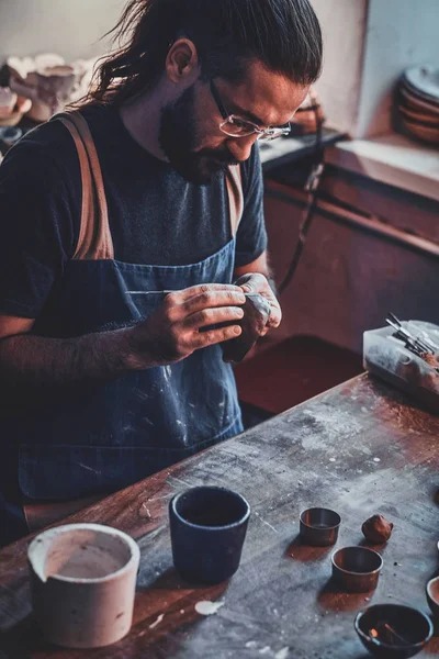 Uomo diligente in bicchieri al suo laboratorio di ceramica è workig per il nuovo progetto . — Foto Stock