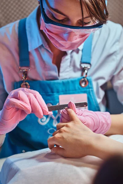 Proces pielęgnacji paznokci w zabieganych manicure salon. — Zdjęcie stockowe