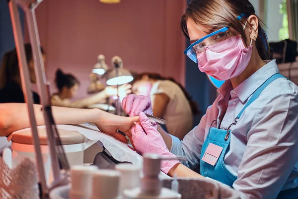 Proceso de tratamiento de uñas en el salón de manicura ocupado . —  Fotos de Stock