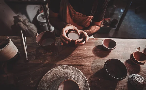Närbild av arbetsprocessen med lera av flitig man. — Stockfoto